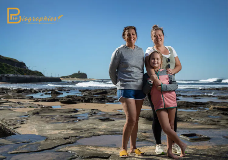 Emma Navarro with mother and sister